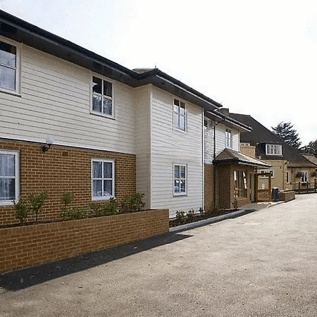 Photo of listing 17 en-suite rooms (former hotel), south-west London listed by Halo Guardians, photo 1 of 9