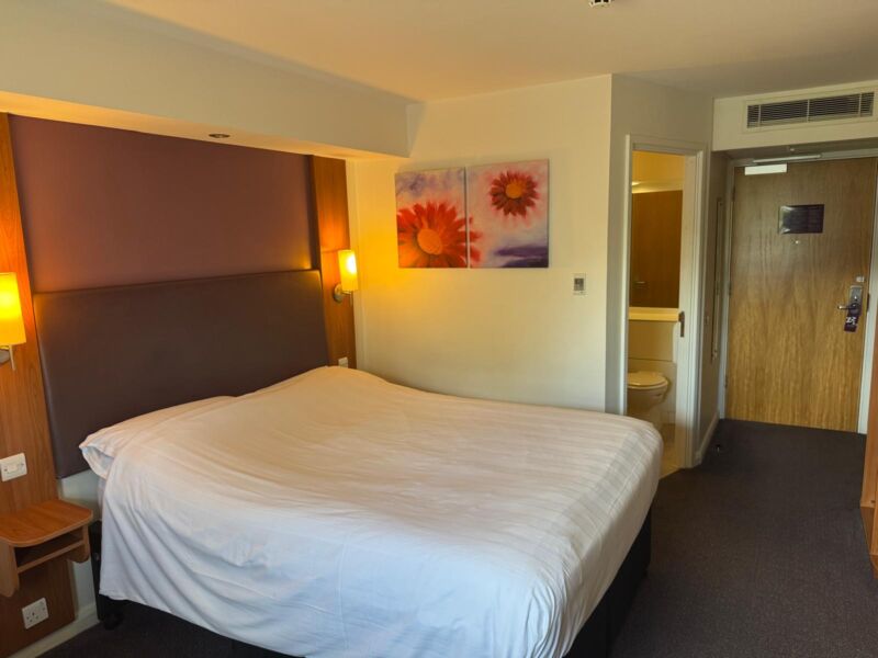 Photo of listing 17 en-suite rooms (former hotel), south-west London listed by Halo Guardians, photo 3 of 9