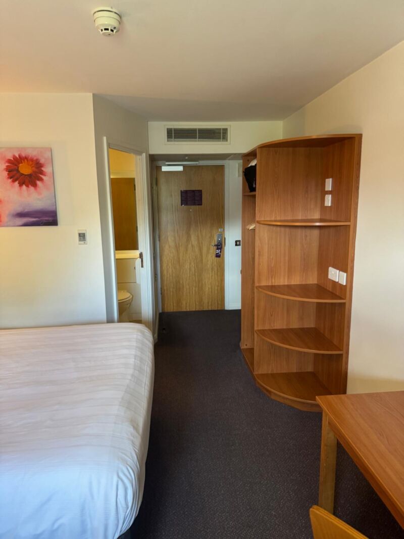 Photo of listing 17 en-suite rooms (former hotel), south-west London listed by Halo Guardians, photo 4 of 9